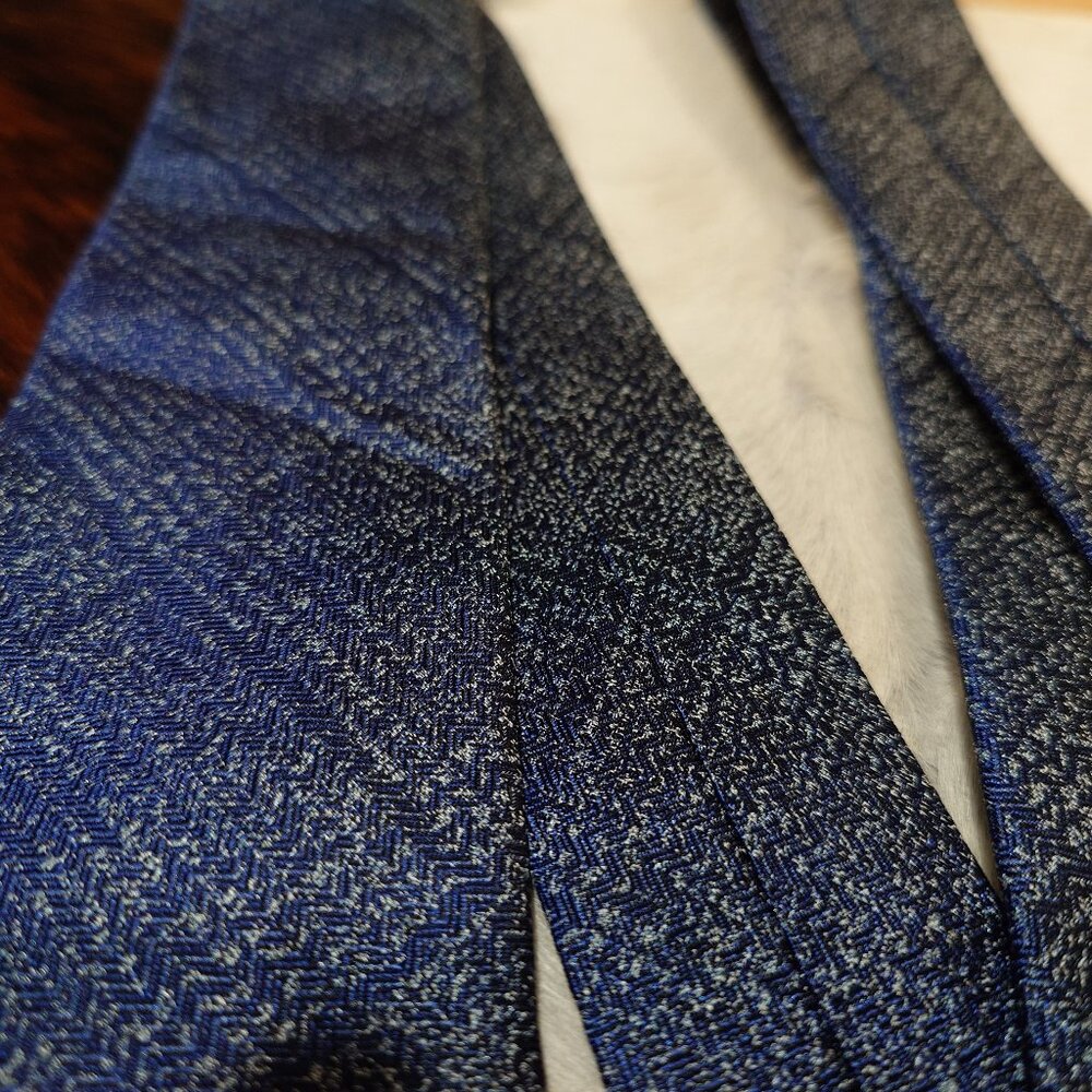 Banana Republic Blue and Sliver Zig-Zag Silk Tie